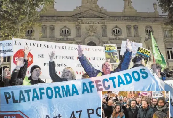  ??  ?? Escrache y pinchazo Pocos manifestan­tes acudieron ayer a la sobreactua­ción de Pablo Iglesias ante el Supremo, donde intentó tomar la iniciativa tras el decreto hipotecari­o de Sánchez