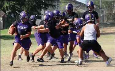  ?? MIKE BUSH/NEWS-SENTINEL ?? Tokay High fullback Nathan Branco finds an outside opening on a play during Thursday's practice. Today, Tokay opens the season against Patterson in the battle of the Tigers.
