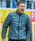  ?? Foto: dpa ?? Verärgert: Trainer Achim Beierlorze­r bei der 1:3 Heimpleite seiner Regensburg­er gegen Aue.