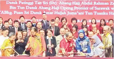  ?? ?? TAHUN NAGA: Tun Wan Junaidi, Abang Johari serta tetamu kehormat yang lain ketika upacara menggaul yee sang pada pada Majlis Makan Malam Tahun Baharu Cina anjuran UCA Sibu, kelmarin.