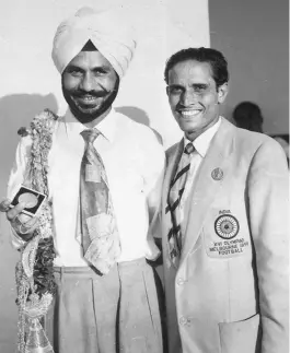  ?? THE HINDU PHOTO
LIBRARY ?? Two kings: Balbir Singh with Indian football captain Samar Banerjee during the 1956 Olympic Games in Melbourne.