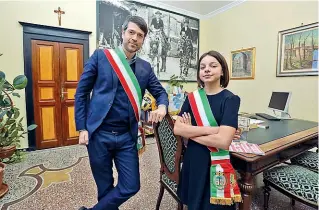  ??  ?? Colleghi Il sindaco Giovanni Palli con la baby sindaca Nicole Valli (foto Marcella Milani)