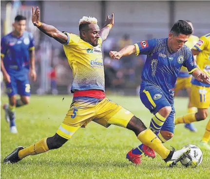  ??  ?? Marca sin treguas. Eder Moscoso, del Jocoro, intenta sacarle la pelota a Ramón Rodríguez, del Municipal Limeño.