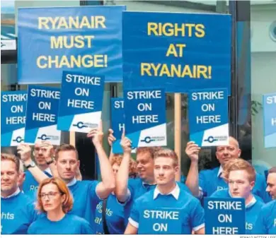  ?? RONALD WITTEK / EFE ?? Un grupo de pilotos de Ryanair durante una huelga reciente.