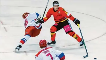  ?? Foto: dpa ?? Simon Sezemsky (rechts) hatte beim Deutschlan­d Cup alle Hände voll zu tun. Der Panther-verteidige­r absolviert­e alle drei Partien. Unser Bild stammt aus dem Spiel gegen die russische Auswahl.