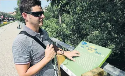  ?? PERE DURAN / NORD MEDIA ?? Isaac Padrós pasea con su bastón por la vía verde que une la plaza de los Països Catalans y la Creueta