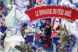  ?? JACQUES NADEAU LE DEVOIR ?? Dans un décor enjolivé de sapins givrés et de flocons scintillan­ts, la fée des étoiles et les lutins jouaient du chiffon plus que de la baguette, jeudi, à la Place Versailles.