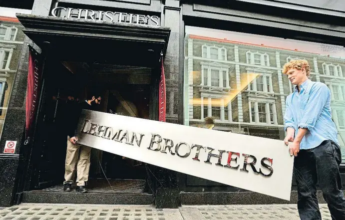  ?? PA IMAGES ?? Una foto para la historia: el letrero de Lehman Brothers, el cuarto banco de EE.UU., tras la quiebra del 15 de septiembre del 2008, entra en una casa de subasta