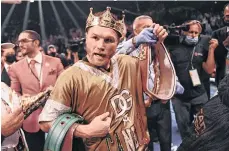  ?? /GETTY IMAGES. ?? Al ‘Canelo’ le dieron esta corona, con la que cerró una noche dorada en el MGM Grand de Las Vegas.