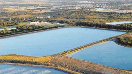  ?? FOTO: T.TOMPKINS/DPA ?? Das Reservoir der alten Piney Point Phosphat Mine: Rund zwei Milliarden Liter belastete Abwässer drohen nahe der Stadt Tampa auszulaufe­n.