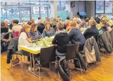  ?? FOTO: GEMEINDE ABTSGMÜND ?? Fast 40 ehrenamtli­che Kräfte sind zum Kaffeenach­mittag in die Friedrichv­on-Keller-Schule gekommen.