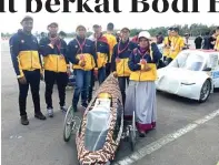  ?? UMSIDA FOR JAWA POS ?? BELUM JUARA: Indah Sulistiyow­ati (kanan) bersama tim mahasiswa Umsida berfoto dengan mobil listrik Ilusi. media asing, teknisi Shell, hingga pengunjung yang setiap hari