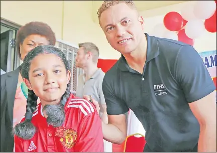  ?? Picture: SUPPLIED ?? Wes Brown autographs a Manchester United fan’s T-shirt during his visit to Nadi Sangam Primary School.