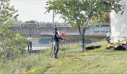  ?? STEVE HENSCHEL METROLAND ?? The Niagara Regional Police underwater search and rescue unit was called in to search near the Lincoln Street Bridge in Welland, where a missing youth had last been seen. His body was recovered at about 6 p.m. Wednesday.