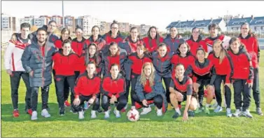  ??  ?? GRAN FAMILIA. Las jugadoras del primer equipo del Rayo Vallecano posan junto al cuerpo técnico.