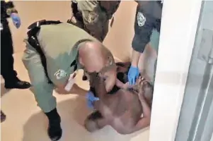  ?? ORANGE COUNTY JAIL ?? Orange County Jail correction­al officers “take down” William Howard, 75, on Nov. 18. The use of force caused a neck fracture and his death, according to an Orange County Sheriff ’s Office review and an autopsy report.