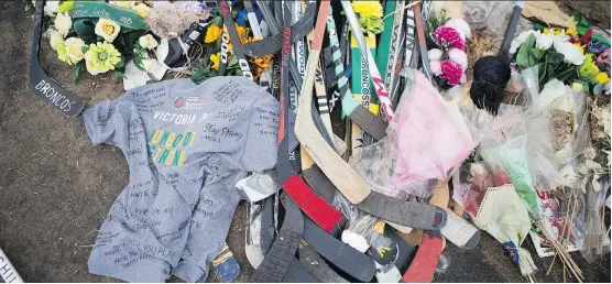  ?? KAYLE NEIS ?? A memorial with everything from hockey sticks and pucks to toys and flowers has grown at the site of the crash that claimed the lives of 16 people on the Humboldt Broncos’ bus.