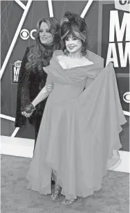 ?? ANDREW NELLES/TENNESSEAN.COM ?? Wynonna and Naomi Judd arrive for the CMT
Music Awards on April 11. Naomi died Saturday, her daughters announced.