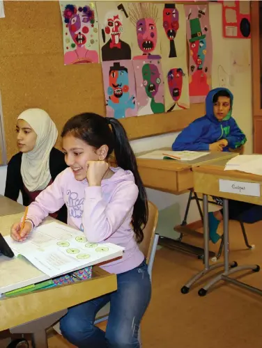  ?? Bild: ISABEL BARK ?? sjätteklas­sarna Noor Alhoda Alammarin och Heba Hamsa med engelska klockslag.