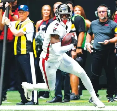  ?? AP PHOTO/JOHN BAZEMORE ?? Atlanta Falcons tight end Kyle Pitts, the No. 4 pick in this year’s NFL draft, had four catches for 31 yards in his debut Sunday, a 32-6 loss to the Philadelph­ia Eagles that was also Arthur Smith’s first game as Atlanta’s head coach.