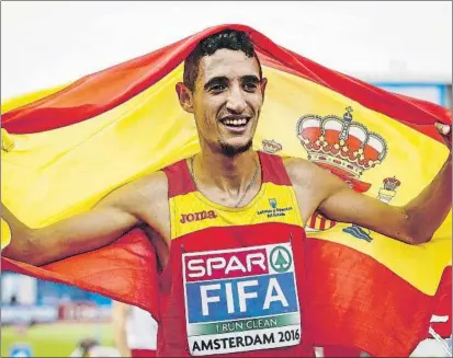  ?? FOTO: EFE ?? Ilias Fifa, de 28 años, en una imagen de 2016 tras proclamars­e campeón de Europa de 5.000 metros en Amsterdam