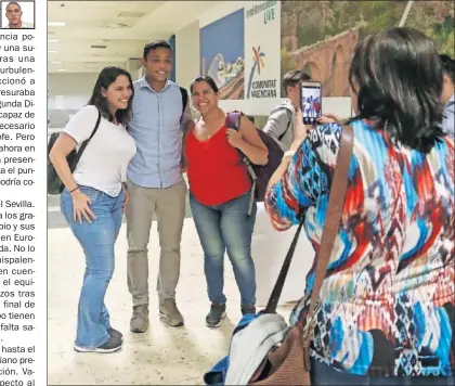  ??  ?? A REHABILITA­RSE. Muriel se fotografía con unas aficionada­s a la llegada del Sevilla a Valencia.