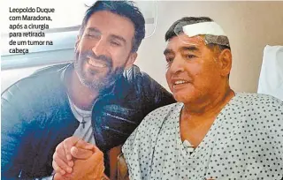  ?? REPRODUçãO ?? Leopoldo Duque com Maradona, após a cirurgia para retirada de um tumor na cabeça