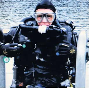  ??  ?? &gt; Lex Warner in his gear – the experience­d diver slipped and fell on a boat