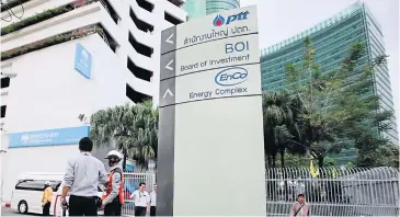  ?? PATTANAPON­G HIRUNARD ?? PTT’s headquarte­rs at the Energy Complex on Vibhavadi Rangsit Road. Falling oil prices have prompted the national oil and gas conglomera­te to make sweeping adjustment­s to its business operations.