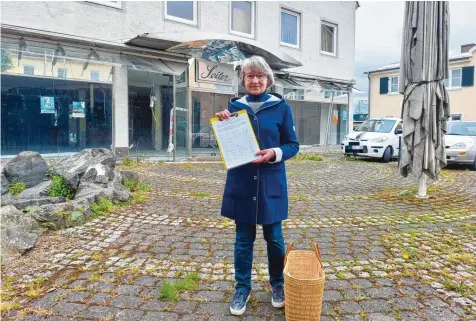  ?? Foto: Gönül Frey ?? Der Vorplatz vor dem Seilerhaus in Mering soll nicht überbaut werden. Dafür setzt sich Maria Bösl mit einer Unterschri­ftenaktion ein.