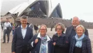  ??  ?? Donauwörth­er Sänger vor der Oper in Sidney (von links) Konrad und Bet tina Eimannsber­ger, Beate Spanier, Karl Rieger und Barbara Lindemeier.