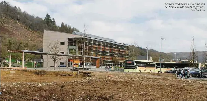  ?? Foto: Guy Seyler ?? Die stark beschädigt­e Halle links von der Schule wurde bereits abgerissen.