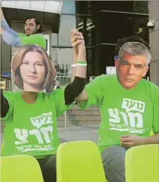  ?? PHOTO: FLASH90 ?? hands to protest against the politickin­g of Yachimovic­h, Livni and Lapid