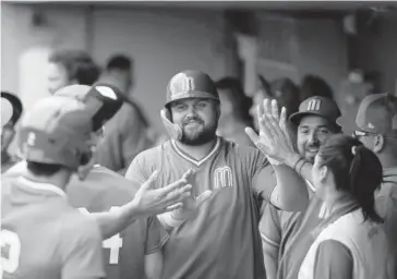  ?? FOTO: MLB MÉXICO ?? Rowdy Tellez es felicitado en la caseta mexicana.