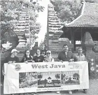  ??  ?? GAMBAR BERSAMA: Wisata Halal Fam Trip bergambar sebelum memasuki keraton.