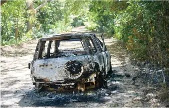  ?? LUIS GÓMEZ ?? ↑ Dos de tres cadáveres hallados en La Romana estaban calcinados en una yipeta.