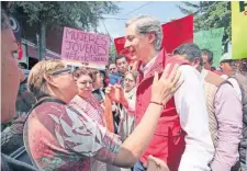  ??  ?? Habitantes de la unidad Niños Héroes de Cuautitlán Izcalli dijeron que es la primera vez que un candidato del PRI los visita.