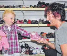  ?? FOTO: MICHAEL MADER ?? Im Atlantis-Schuhverka­uf werden auch die Kleinsten fündig.