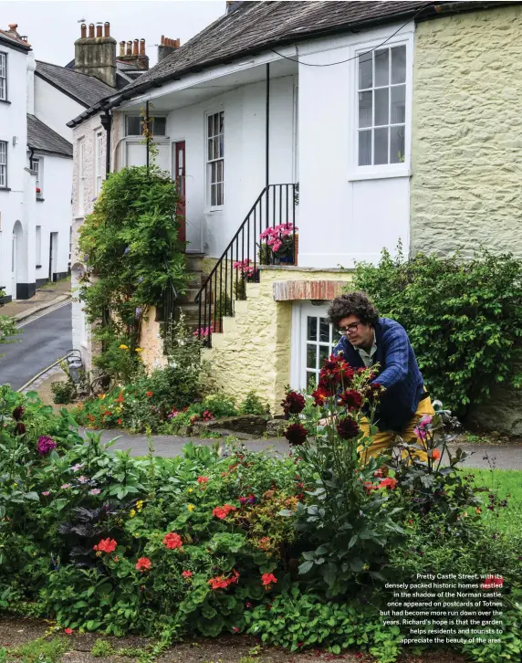  ??  ?? Pretty Castle Street, with its densely packed historic homes nestled in the shadow of the Norman castle, once appeared on postcards of Totnes but had become more run down over the years. Richard’s hope is that the garden helps residents and tourists to appreciate the beauty of the area.