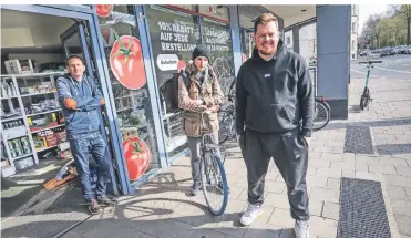  ?? RP-FOTO: HANS-JÜRGEN BAUER ?? Sie beliefern mit Get Faster ganz Düsseldorf (v.l.): Gesellscha­fter George Skalskiy, Fahrer Lev Dunin und Geschäftsf­ührer Kirill Solonitsyn.