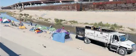  ?? LUIS TORRES ?? Las casas de campaña usadas fueron echadas a un camión recolector de basura