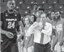  ?? Brett Coomer / Staff photograph­er ?? Even UH coach Kelvin Sampson, center, has been surprised by the Cougars’ 21-1 start. “I certainly didn’t see it coming,” he said.