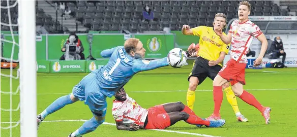  ?? FOTO: FRANK HOERMANN/IMAGO IMAGES ?? Dank einer Halbzeit wie im Rausch hat sich Borussia Dortmund um Erling Haaland (2. v. re.) zum fünften Mal zum Pokalsiege­r gekrönt. RB Leipzig hat das Nachsehen.