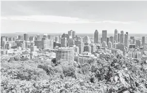  ?? — Gambar Reuters ?? KEMARAU: Gambar menunjukka­n pemandanga­n bangunan pencakar langit Montreal City di Kanada.