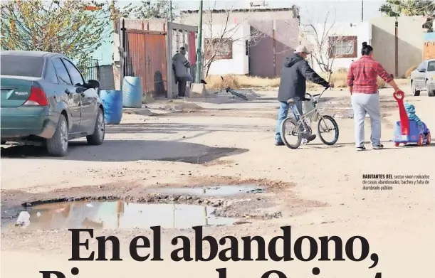  ??  ?? Habitantes del sector viven rodeados de casas abandonada­s, baches y falta de alumbrado público