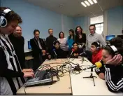  ?? (Photo Sébastien Botella) ?? Au collège Vernier, les élèves apprennent à utiliser les outils de la radio numérique.