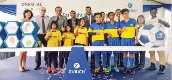  ?? ASHRAF SHAMSUL/THESUN ?? Working together … (back row, from left) One Goal Malaysia’s Leong, Zurich’s Smith, Education Ministry’s Anuar, FAM’s Lazarus, AFC’s Annathurai, Health Ministry’s Hasyami, World Vision Malaysia’s Abraham with (far right) One Goal ambassador K. Reuben...