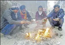  ?? SAMEER SEHGAL/HT ?? People warm themselves around a bonfire in Amritsar on Tuesday.