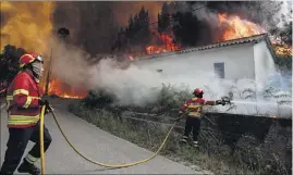  ??  ?? Selon la police judiciaire, un orage sec est à l’origine de cet incendie, le plus meurtrier de l’histoire récente du pays.