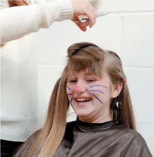  ?? ?? Emily Kinsella during her charity haircut in 2014. Ref:119630-8